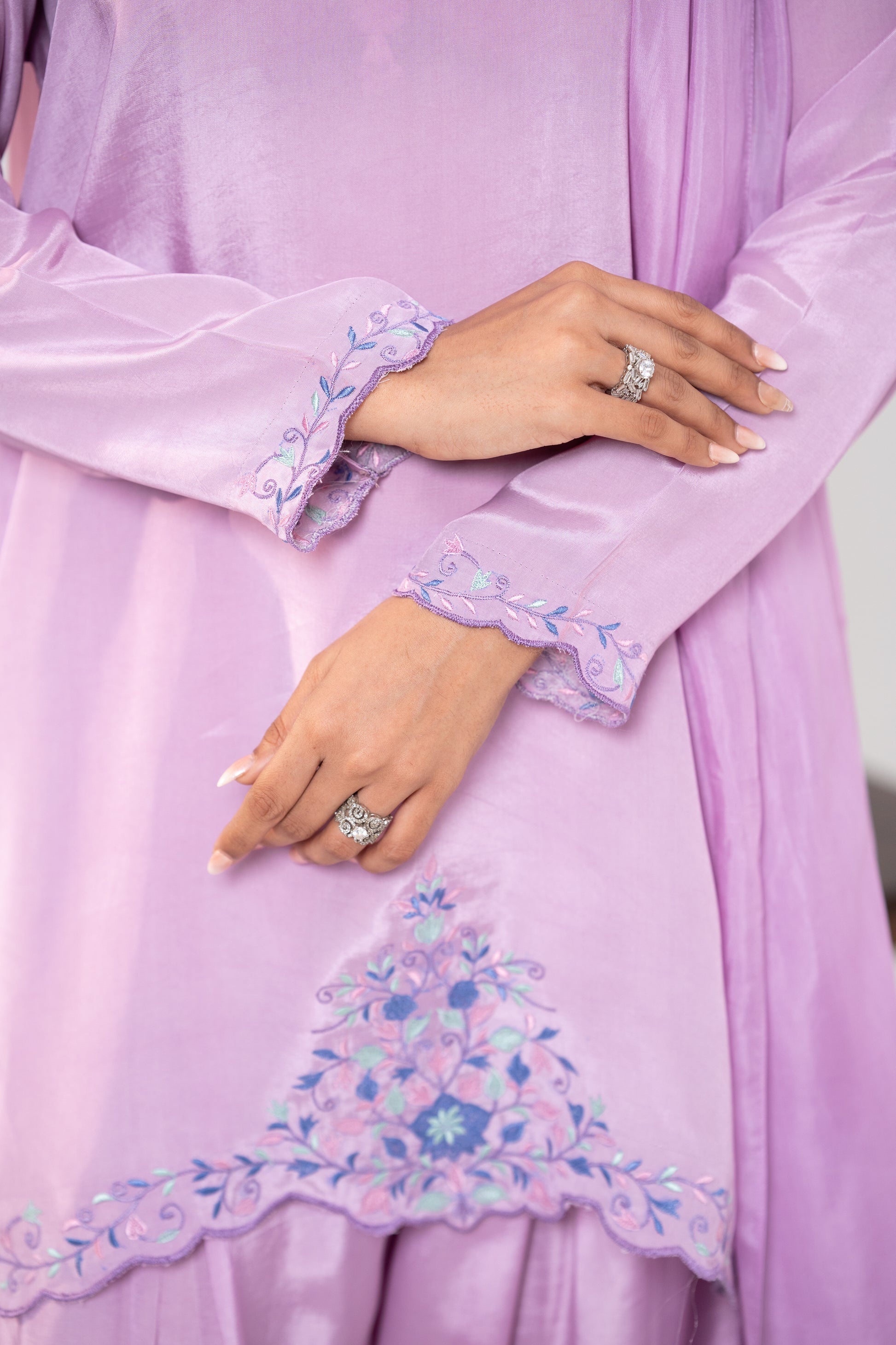 "Lilac embroidered silk suit with Farshi Shalwar and sheer dupatta SHAFAÉ veil of lavender"